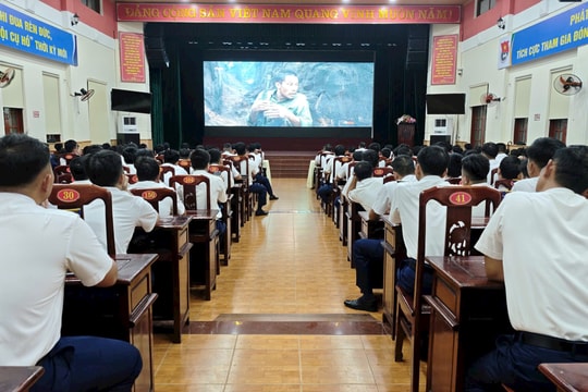 Bộ Tư lệnh Vùng Cảnh sát biển 2 giáo dục truyền thống cho c án bộ, chiến sĩ qua bộ phim “Mưa đỏ”
