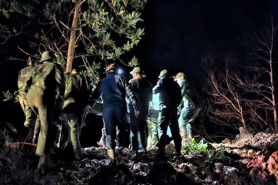 Biên phòng và dân quân xã La Êê vượt đường rừng hỗ trợ sản phụ cấp cứu trong đêm