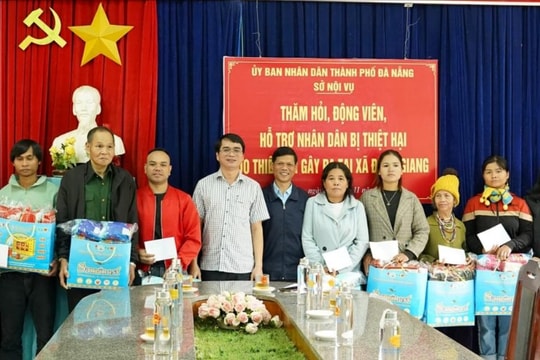 Các cơ quan, đơn vị và cá nhân tặng quà  người dân vùng lũ