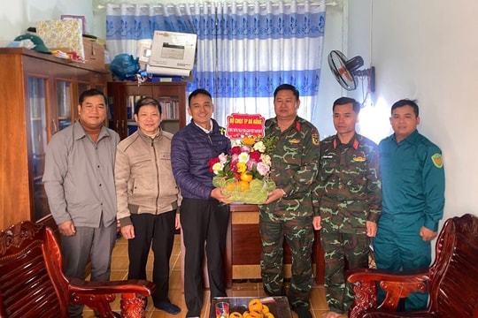 Bộ Chỉ huy Quân sự thành phố Đà Nẵng thăm, tặng quà Trường phổ thông dân tộc nội trú Tiểu học và THCS Ch’ơm