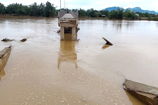 Đà Nẵng công bố tình huống khẩn cấp thiên tai đường dẫn cầu Duy Phước