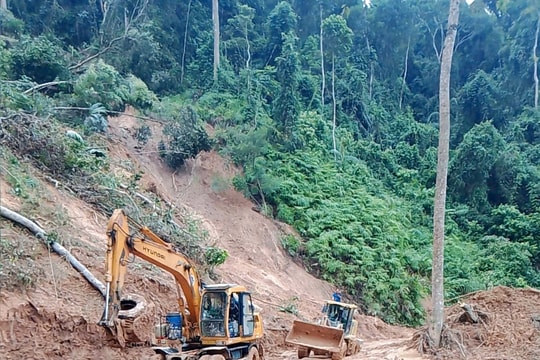 Thông xe bước một đường lên Cửa khẩu quốc tế Nam Giang