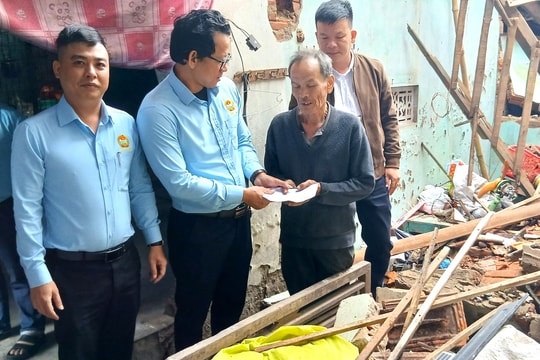 Hội Nông dân phường Hòa Khánh tặng quà cho người dân ảnh hưởng bởi thiên tai