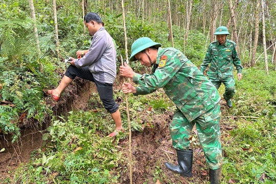 Xuất hiện vết nứt lớn trên đồi, xã Đắc Pring di dời khẩn cấp 6 hộ dân trong đêm