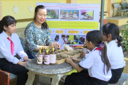 Hoa trên trang sách