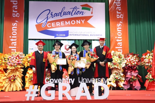 Trường Đại học Coventry trao bằng cử nhân kinh doanh quốc tế cho 57 sinh viên Đà Nẵng