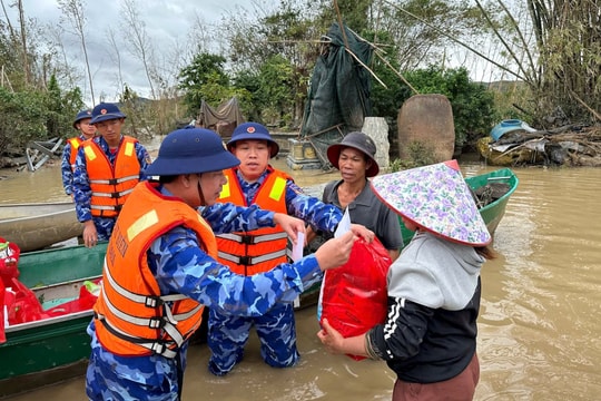Vùng Cảnh sát biển 2 hỗ trợ người dân Gia Lai khắc phục hậu quả mưa lũ