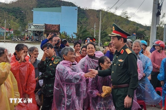 Đại tướng Phan Văn Giang thăm, động viên nhân dân vùng rốn lũ của Gia Lai