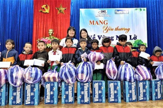 Tặng 400 suất quà và học bổng cho học sinh vùng núi lở Trà Đốc