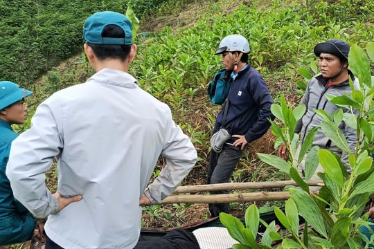 Cán bộ xã La Dêê kịp thời đưa người dân ngất xỉu trên rẫy đi cấp cứu