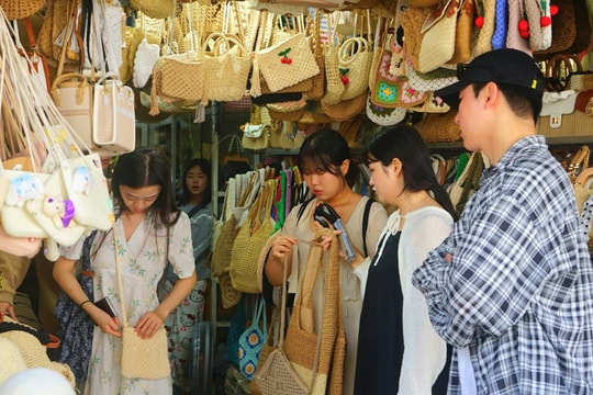 Chuyển tải bản sắc qua chợ du lịch