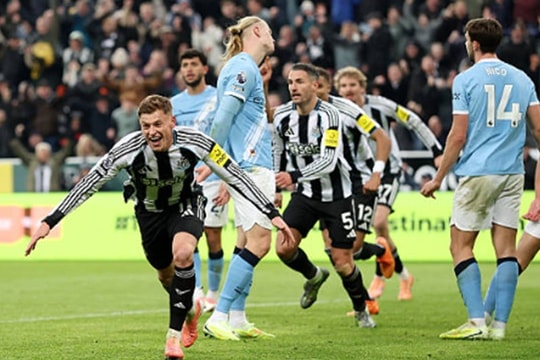Cú đúp của Barnes nhấn chìm Man City tại St James' Park