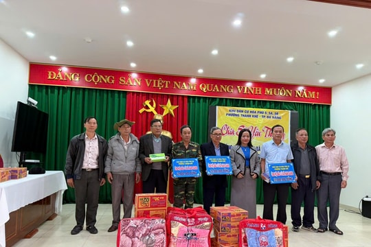 Tặng 120 suất quà cho đồng bào vùng lũ xã Nam Giang và Thạnh Mỹ