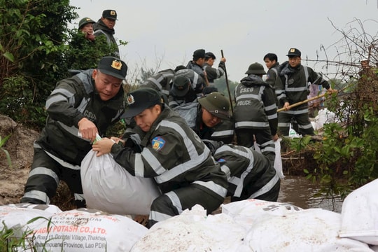 Cán bộ, chiến sĩ Trung tâm Huấn luyện 3 hỗ trợ khắc phục hậu quả thiên tai