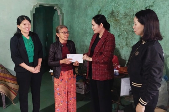 Hội Nông dân Đà Nẵng tặng quà người dân bị thiệt hại do lốc xoáy