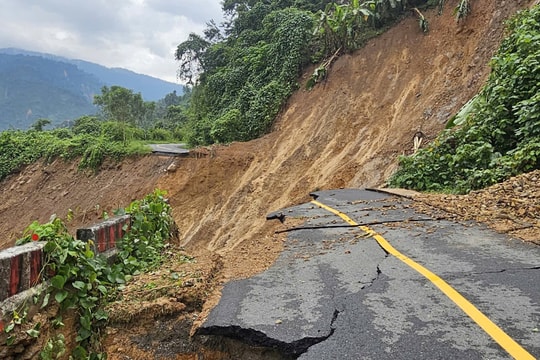 Nhiều vị trí mặt đường bị sạt lở ở thượng nguồn sông Bung