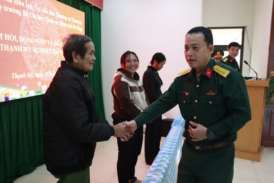 Chỉ huy trưởng Bộ chỉ huy Quân sự thành phố Đà Nẵng thăm, tặng quà người dân xã Thạnh Mỹ
