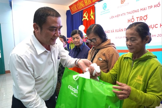 Sở Công Thương và Co.opmart Đà Nẵng tặng 100 suất quà cho người dân vùng ngập lụt xã Duy Xuyên và Nam Phước