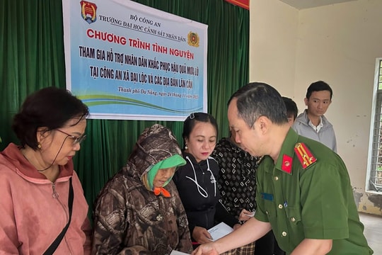 Trường Đại học Cảnh sát nhân dân thăm, tặng quà người dân vùng lũ xã Hà Nha và Đại Lộc