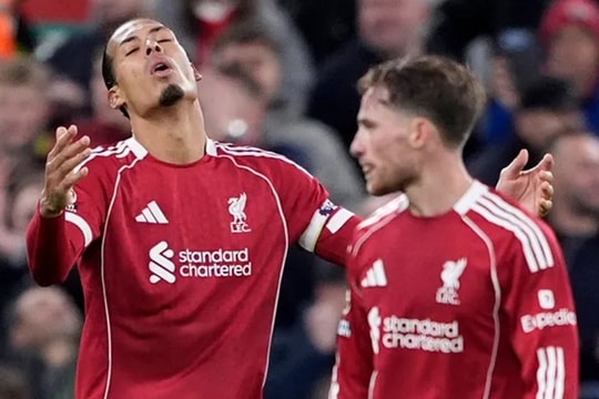 Sự cố chấp của Arne Slot đang nhấn chìm Liverpool