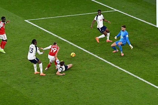 Leandro Trossard: Người hùng thầm lặng trong derby London