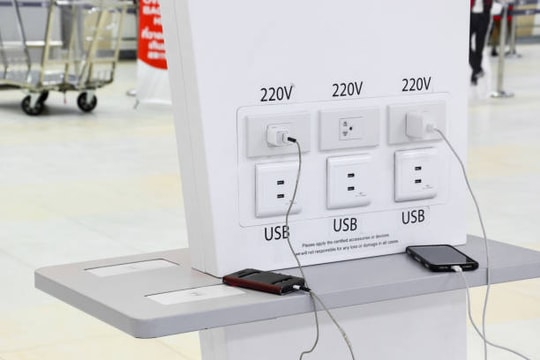 Nguy cơ rò rỉ dữ liệu tại điểm sạc điện thoại công cộng