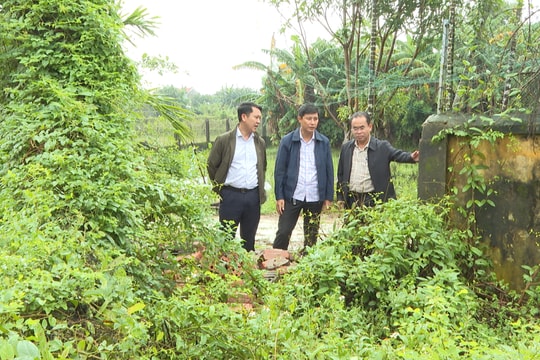 Phó Chủ tịch UBND thành phố Trần Anh Tuấn kiểm tra điều kiện dạy và học tại xã Xuân Phú