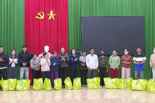 Phó Chủ tịch UBND thành phố Nguyễn Thị Anh Thi tặng quà người dân xã Lãnh Ngọc