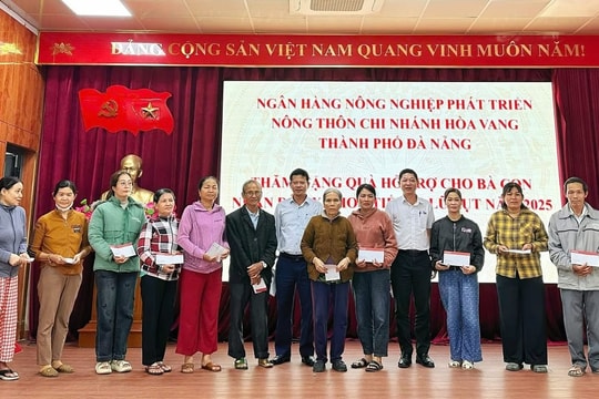 Trao quà hỗ trợ người dân xã Hòa Tiến bị thiệt hại do lũ lụt