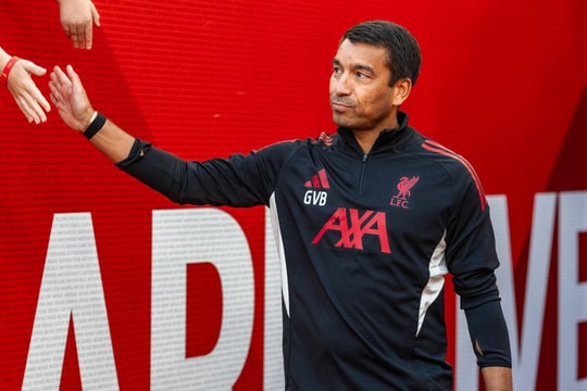Tuyển Indonesia nhắm trợ lý HLV Liverpool van Bronckhorst