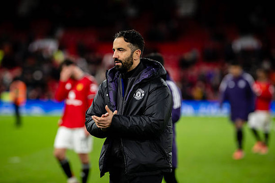 Thảm họa Old Trafford: Man United gục ngã trước 10 người Everton