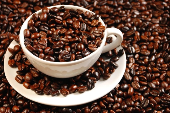 Giá cà phê hôm nay 25/11/2025: Robusta giảm sâu, Arabica lập kỷ lục mới