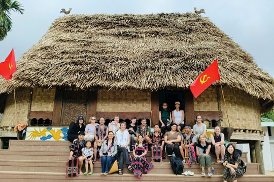 Về Bhơ Hôồng xem đồng bào Cơ Tu làm du lịch