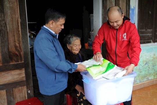 Hàng viện trợ quốc tế đến tay người dân vùng lũ