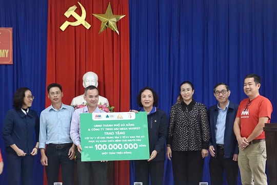 Lãnh đạo thành phố Đà Nẵng trao hỗ trợ y tế cho các địa phương miền núi