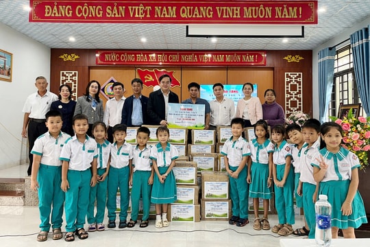 VEPIC tặng gần 12.000 bản sách hỗ trợ học sinh vùng lũ Đà Nẵng trở lại trường