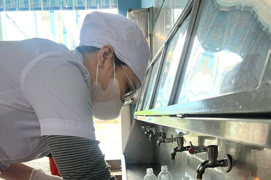 Phường Cẩm Lệ lấy mẫu xét nghiệm chỉ tiêu an toàn thực phẩm tại chợ và trường học