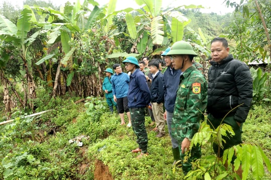 Sở Nông nghiệp và Môi trường Đà Nẵng khảo sát các vết nứt tại xã Avương