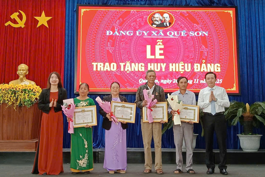 Đảng ủy xã Quế Sơn trao Huy hiệu Đảng cho 11 đảng viên