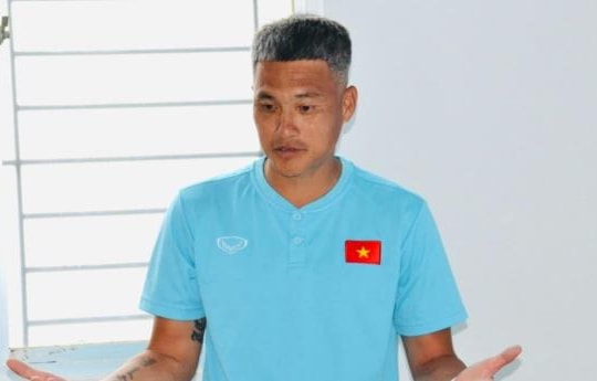 Lê Công Vinh tái xuất với ngoại hình khác lạ, tóc bạc gây chú ý