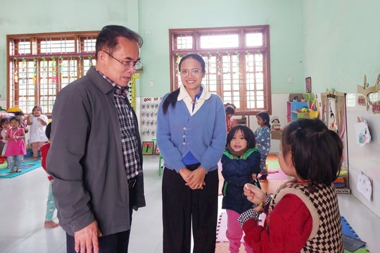 Phó Chủ tịch UBND thành phố Trần Anh Tuấn kiểm tra điều kiện dạy học tại xã Nam Giang và Bến Giằng