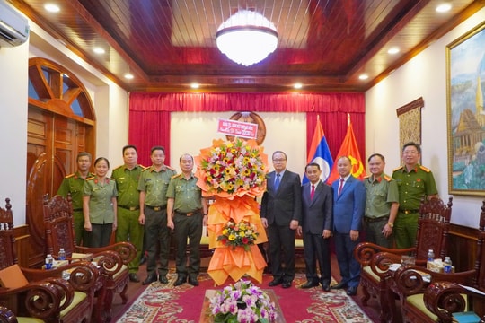 Lãnh đạo Công an, Biên phòng Đà Nẵng thăm, chúc mừng Tổng Lãnh sự quán Lào nhân dịp Quốc khánh
