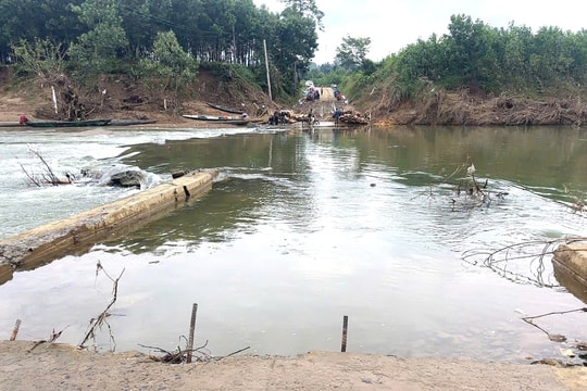 Ngầm Sông Tum trên tuyến ĐT615B bị trôi đường dẫn