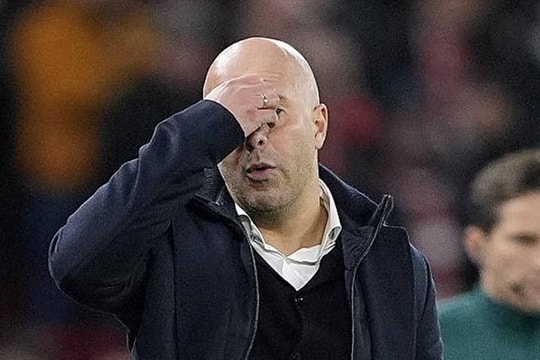 Liverpool chìm sâu khủng hoảng, tương lai Arne Slot báo động