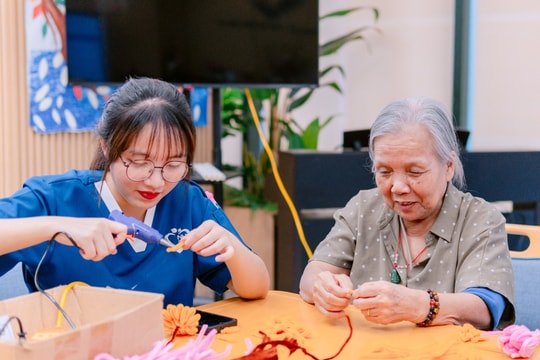 Lựa chọn cách chăm sóc người già