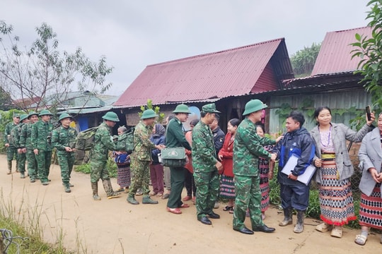 Một phần lực lượng tìm kiếm nạn nhân mất tích ở xã Hùng Sơn rút khỏi hiện trường
