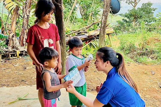 Đảng viên trẻ lặng lẽ gieo chữ vùng cao