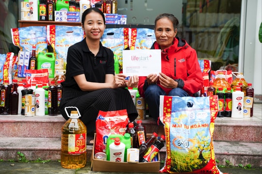 Lifestart Foundation trao tặng nhiều phần quà cho người dân bị ảnh hưởng mưa lũ