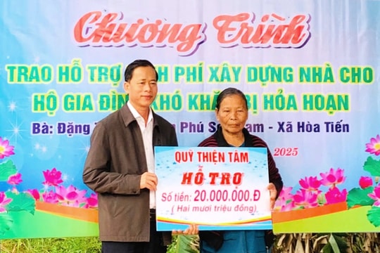 Xã Hòa Tiến trao 180 triệu đồng hỗ trợ gia đình chính sách xây nhà sau hỏa hoạn