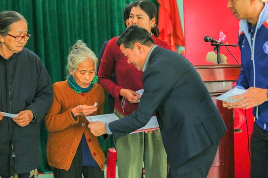 SHB Đà Nẵng trao quà cho người dân xã Hà Nha và Thượng Đức bị ảnh hưởng mưa lũ